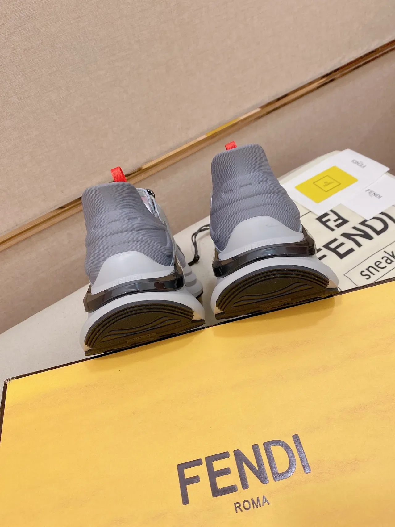 Fendi حذاء رياضي رمادي وردي كعب منحوت متعدد الطبقات تداخل شبكي 3