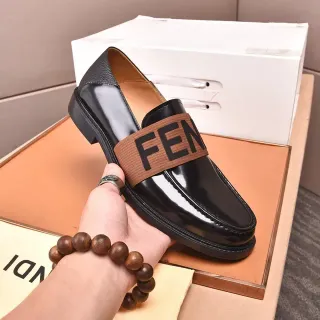 Fendi लूफर काला भूरा चमकदार पेटेंट चमड़ा एलास्टिक लोगो स्ट्रैप लूफर