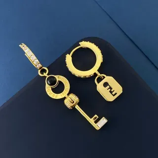 Fendi Lock & Key أقراط غير متماثلة كريستال وأونيكس ذهبي التدرج