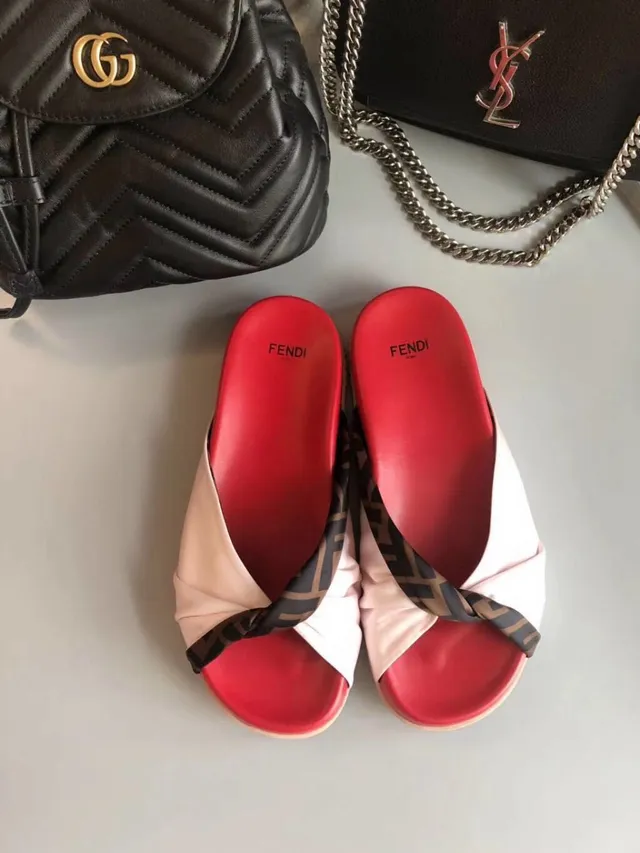 Fendi Chaussons rouges blancs tordus FF-Logo sangle color-block 1