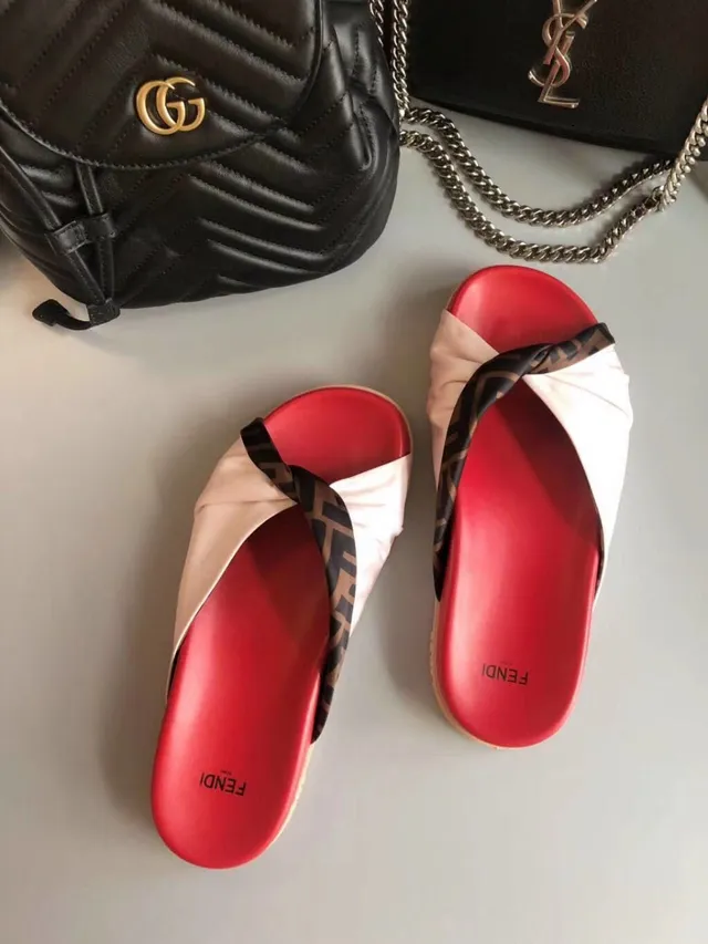 Fendi Chaussons rouges blancs tordus FF-Logo sangle color-block 3