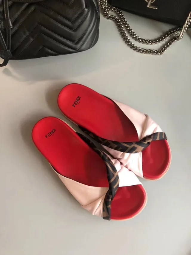 Fendi Chaussons rouges blancs tordus FF-Logo sangle color-block 4