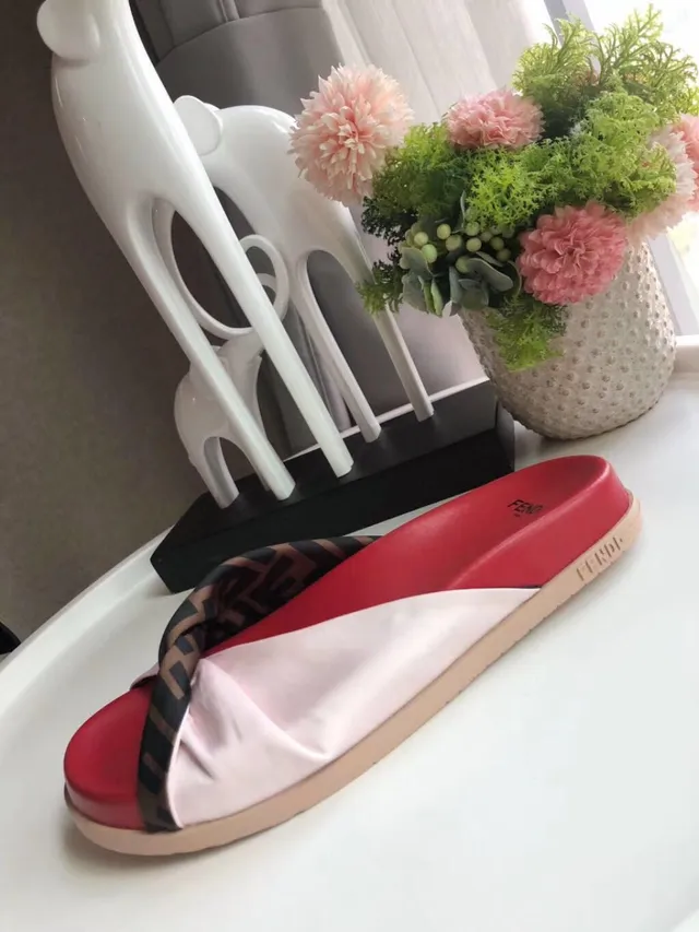 Fendi Chaussons rouges blancs tordus FF-Logo sangle color-block 5