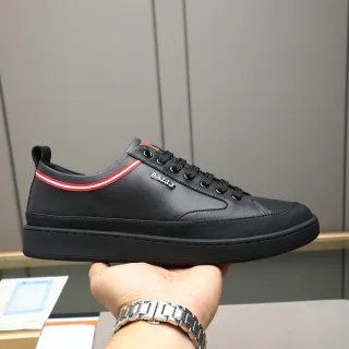 Bally جلد أسود أحمر علوي كولار مخطط لوفر
