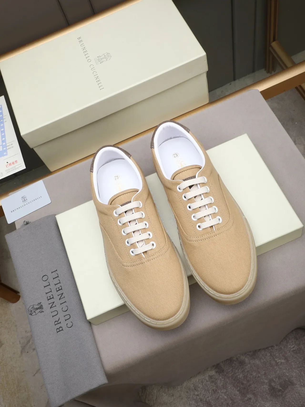 Chaussures canvas en suède beige marron avec étiquette de talon 2