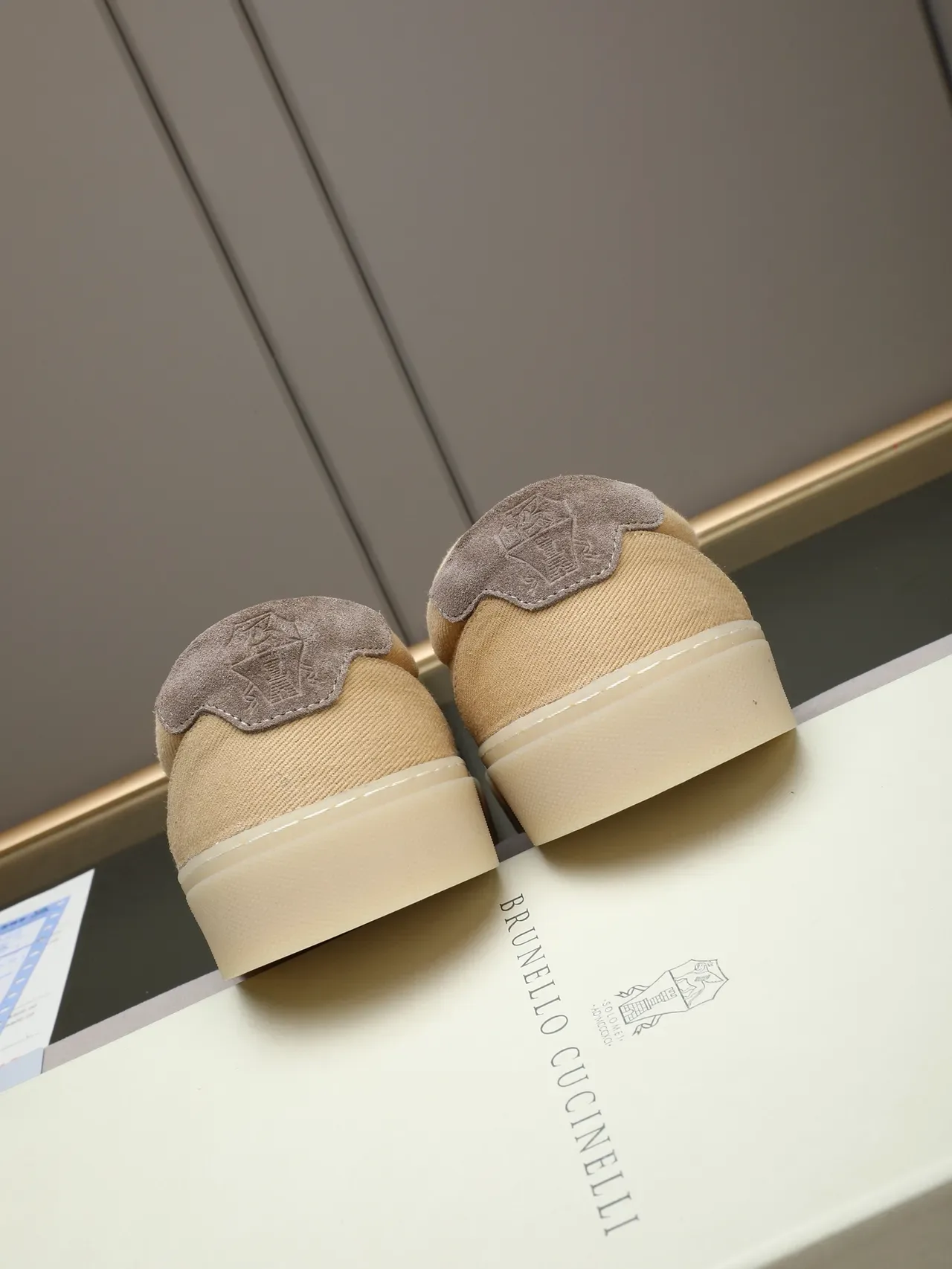 Chaussures canvas en suède beige marron avec étiquette de talon 3