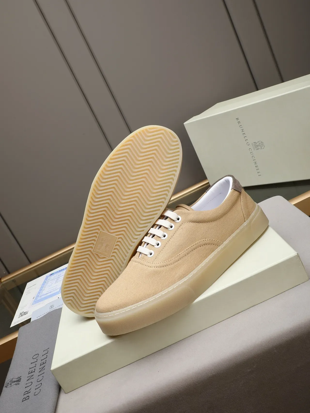 Chaussures canvas en suède beige marron avec étiquette de talon 4