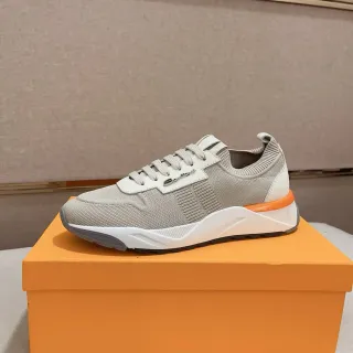 حذاء رياضي بيج وبرتقالي upper محبوك midsole أبيض مصمم