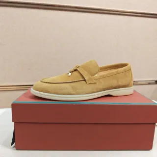 Loafer de camurça bege e branco com correa de borla