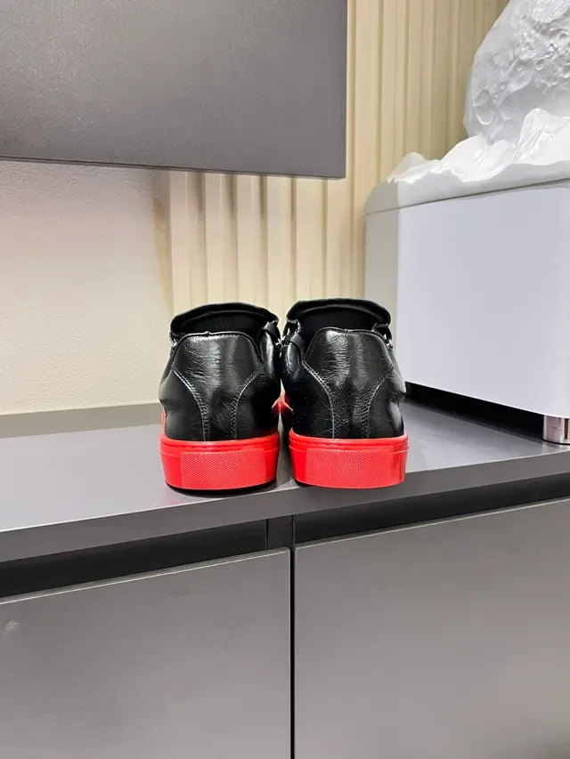 Sneakers casual cuir crinklé noir et rouge low-top 2