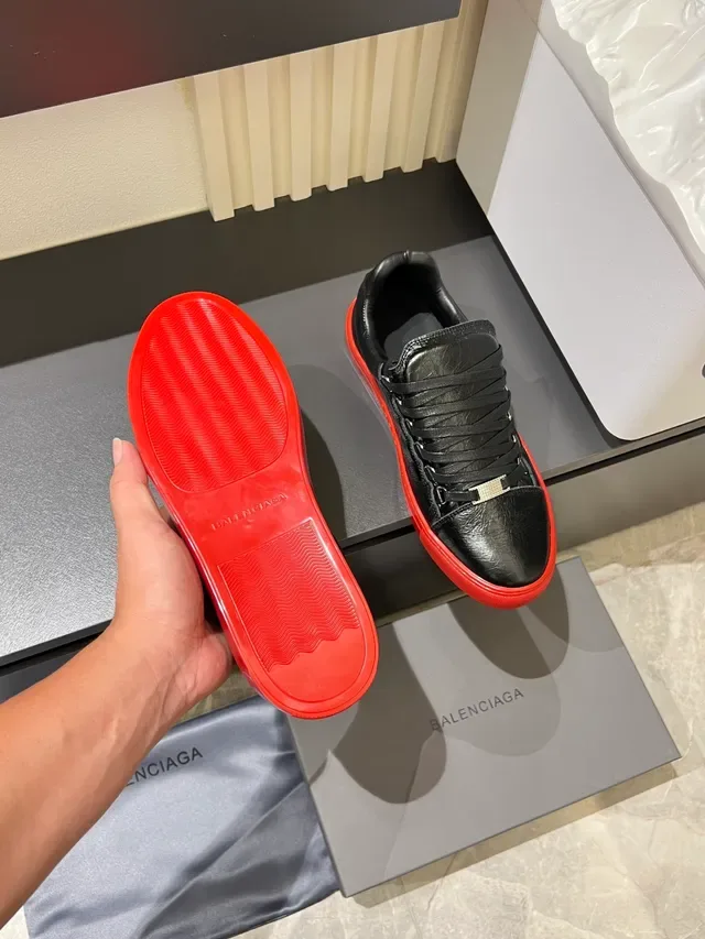 Sneakers casual cuir crinklé noir et rouge low-top 3