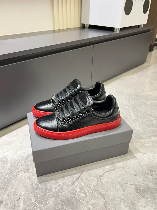 Sneakers casual cuir crinklé noir et rouge low-top 5