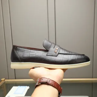 Mocassim preto bege de couro com estampagem de crocodilo e alça penny