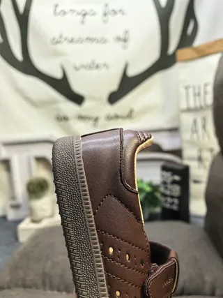 Zapatos Mary Jane negro y beige con correa T y tachuelas 3