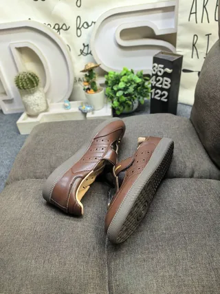 Zapatos Mary Jane negro y beige con correa T y tachuelas 6