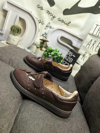 Zapatos Mary Jane negro y beige con correa T y tachuelas 7