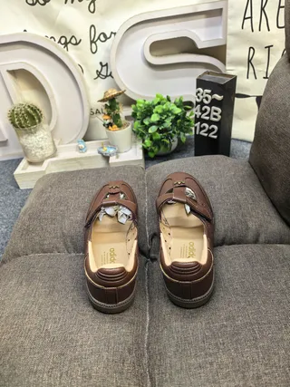 Zapatos Mary Jane negro y beige con correa T y tachuelas 8