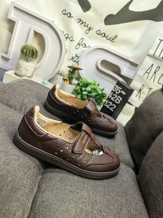 Zapatos Mary Jane negro y beige con correa T y tachuelas 9