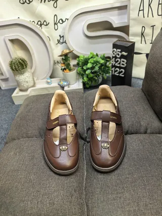 Zapatos Mary Jane negro y beige con correa T y tachuelas 10