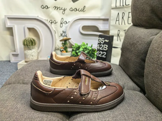 Zapatos Mary Jane negro y beige con correa T y tachuelas 11
