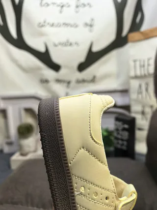 Zapatos Mary Jane negro y beige con correa T y tachuelas 13