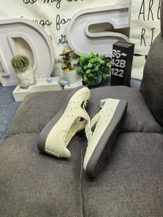 Zapatos Mary Jane negro y beige con correa T y tachuelas 16