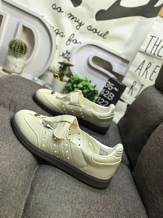 Zapatos Mary Jane negro y beige con correa T y tachuelas 17
