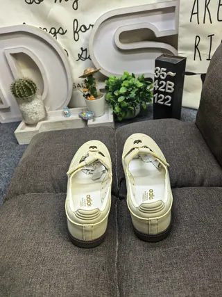 Zapatos Mary Jane negro y beige con correa T y tachuelas 18