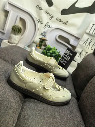 Zapatos Mary Jane negro y beige con correa T y tachuelas 19