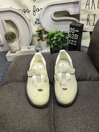 Zapatos Mary Jane negro y beige con correa T y tachuelas 20