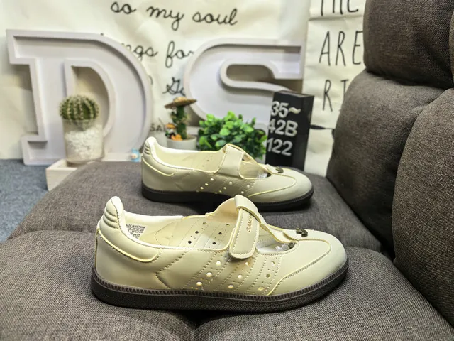Zapatos Mary Jane negro y beige con correa T y tachuelas 21
