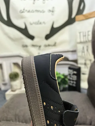 Zapatos Mary Jane negro y beige con correa T y tachuelas 23