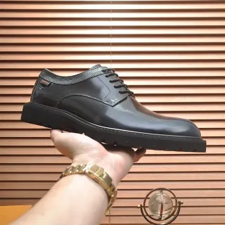 Sapato Oxford de couro preto brilhante com ponta de gorra