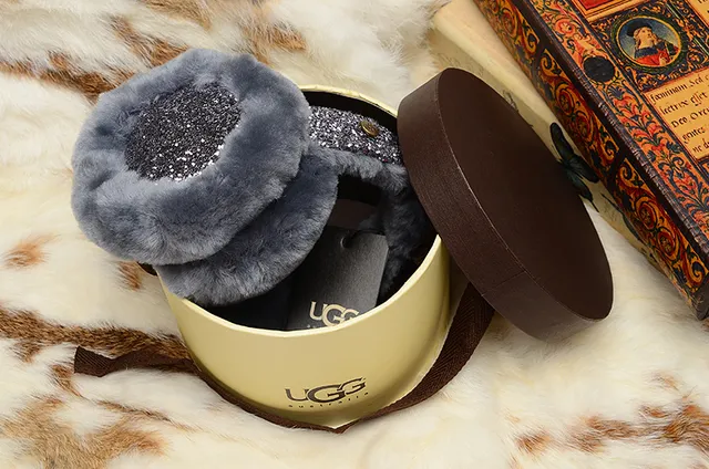 Bonnet à bandeau noir et or fluffy faux fur glitter-accented 10