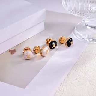 Pendientes de metal con cara esmaltada en negro y oro cuadrada