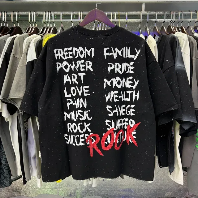 Camiseta negra cropped oversized con estampado gráfico y dobladillo crudo 4