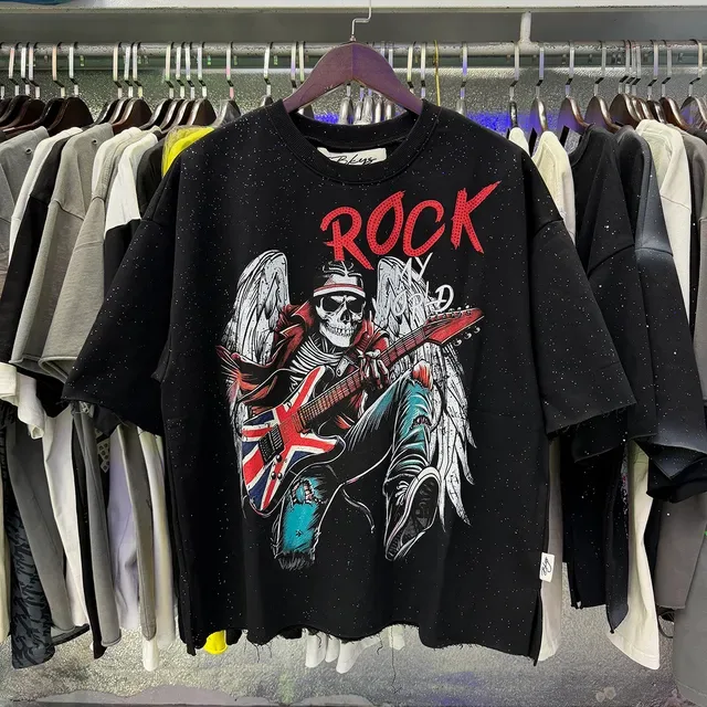 Camiseta negra cropped oversized con estampado gráfico y dobladillo crudo 5