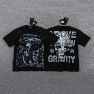 Camiseta negra y gris de corte oversize con estampado gráfico