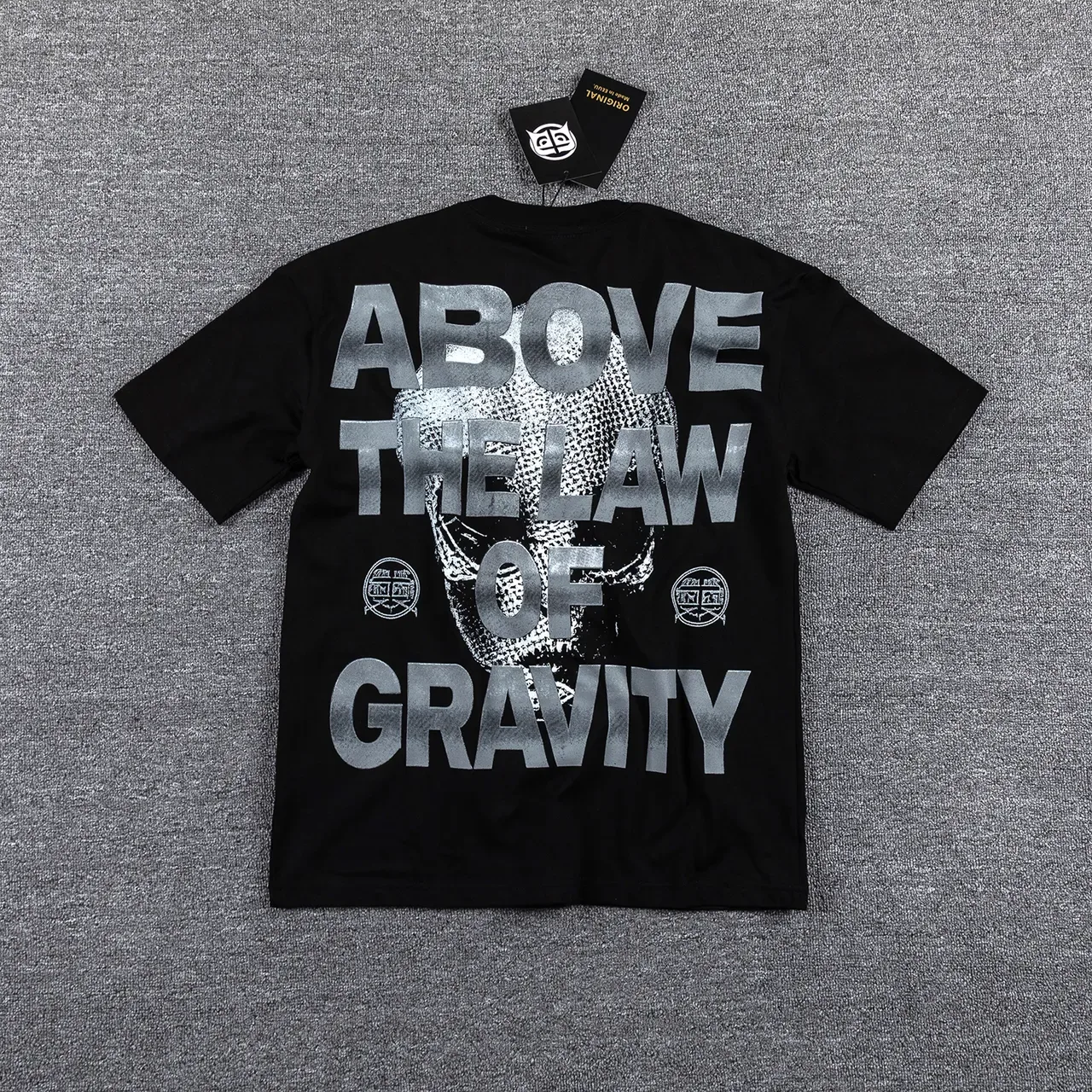 Camiseta negra y gris de corte oversize con estampado gráfico 3