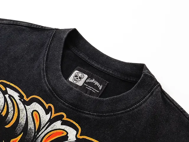 Camiseta preta oversized com estampa gráfica 4