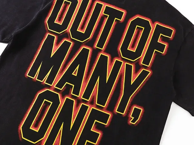 Camiseta preta oversized com estampa gráfica 10