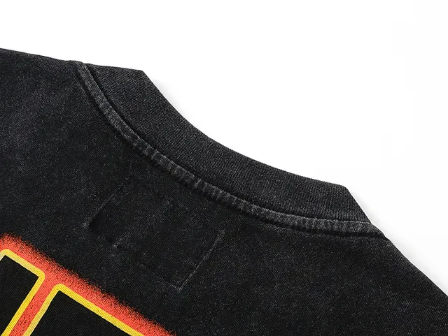 Camiseta preta oversized com estampa gráfica 11
