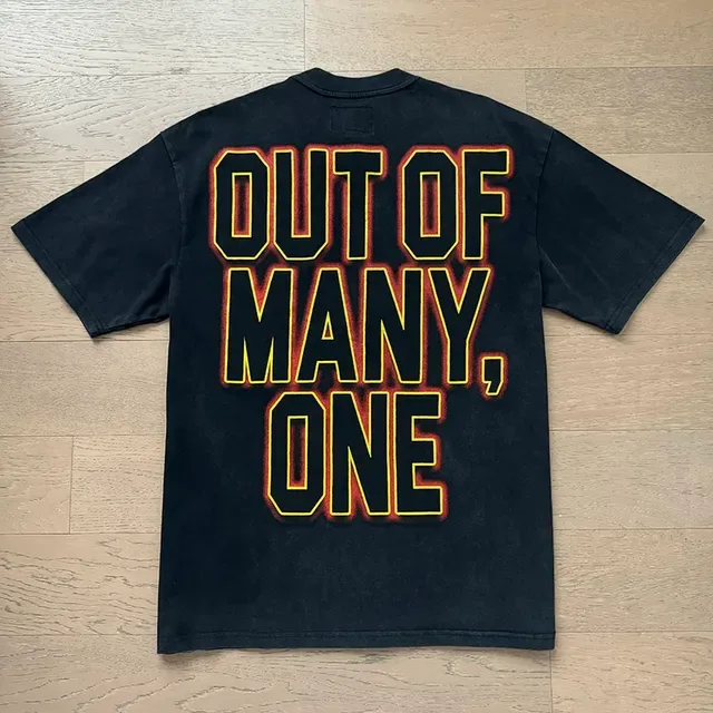 Camiseta preta oversized com estampa gráfica 18