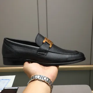 Loafer negro de cuero pebbled con hebilla de caballo