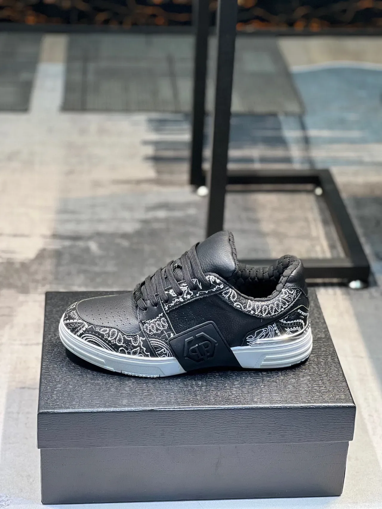 Black White Leather Upper Quilted Padded Collar Sneakers 2