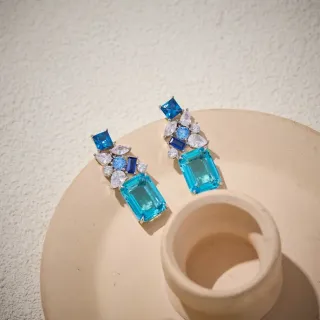 Brincos de gota com múltiplas pedras azuis e transparentes