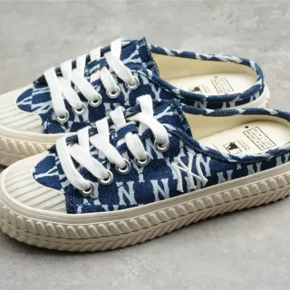 Sapatos casuais mules slip-on de lona com monograma em azul e branco