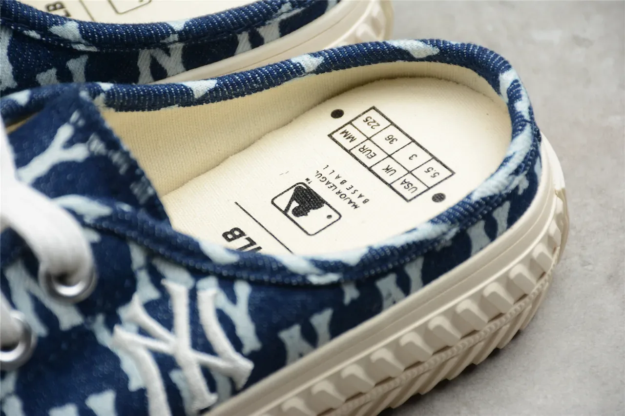 Sapatos casuais mules slip-on de lona com monograma em azul e branco 5