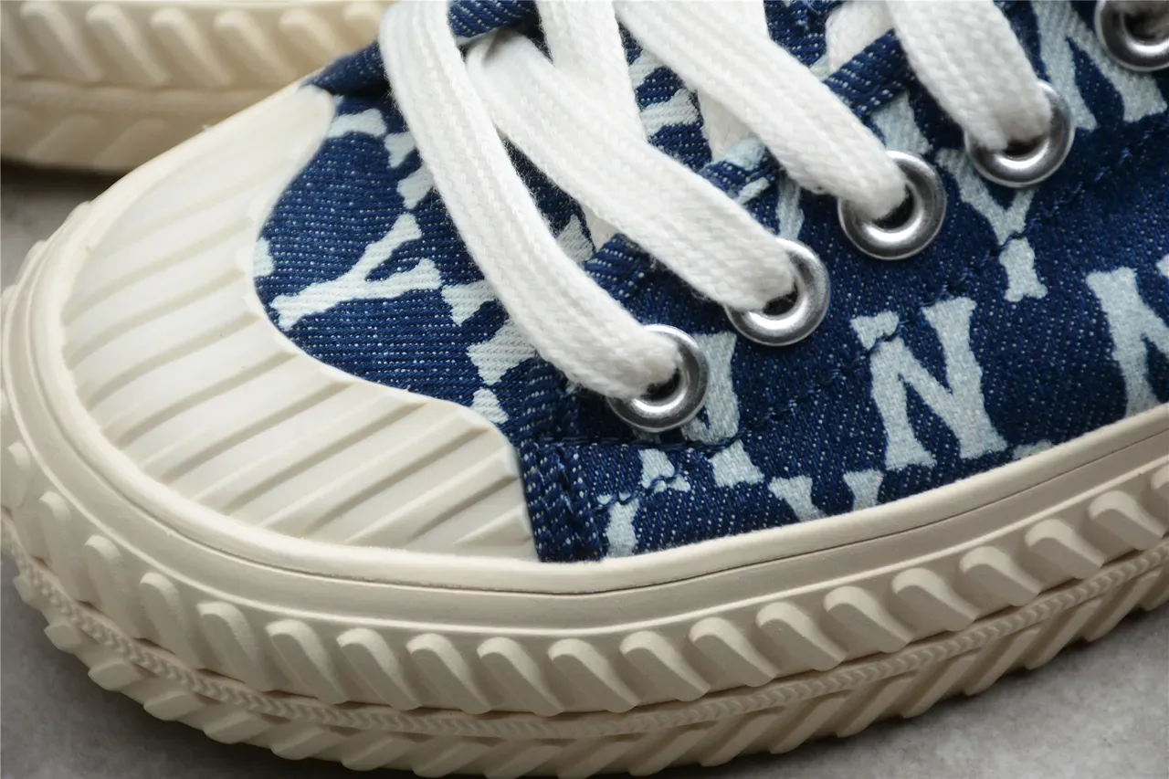 Sapatos casuais mules slip-on de lona com monograma em azul e branco 7