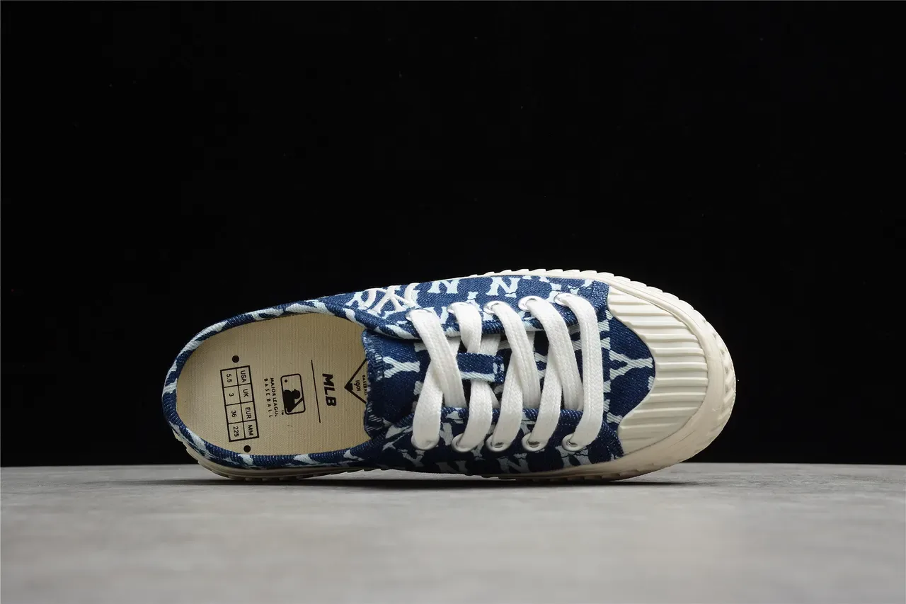 Sapatos casuais mules slip-on de lona com monograma em azul e branco 10